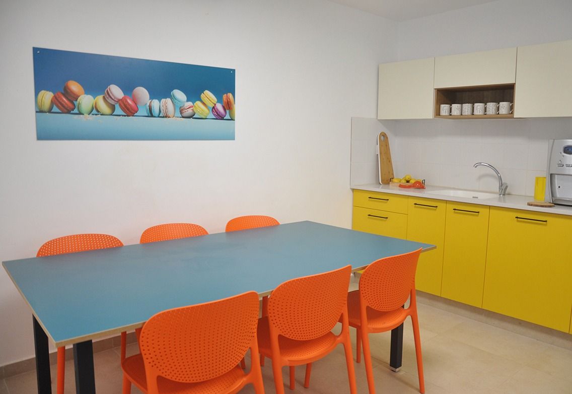 מרחב ציבורי במגורי בנות