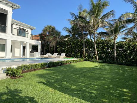 Lawn maintenance in Boynton Beach for residential home