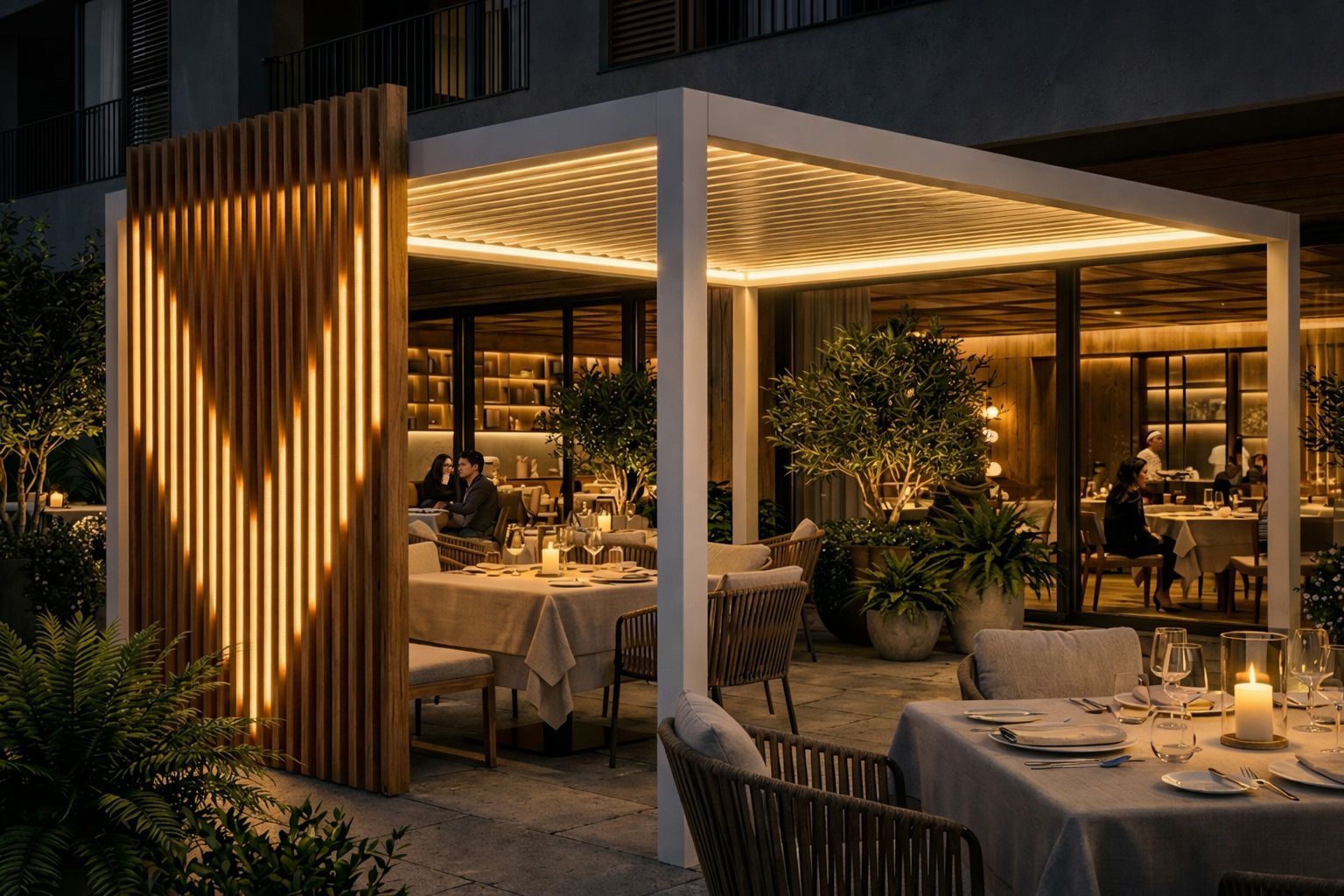 Piscina coperta con parete in vetro che si affaccia su un patio esterno, luce solare intensa e vegetazione.