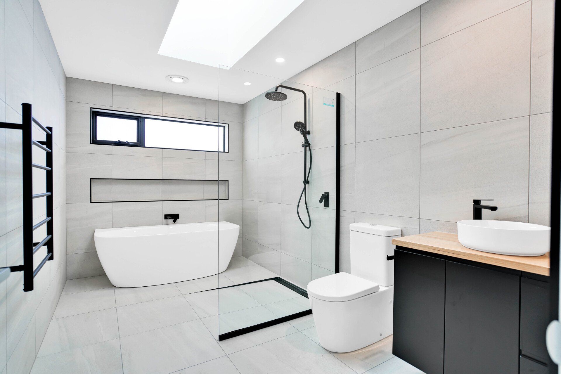 Coles garden main bathroom