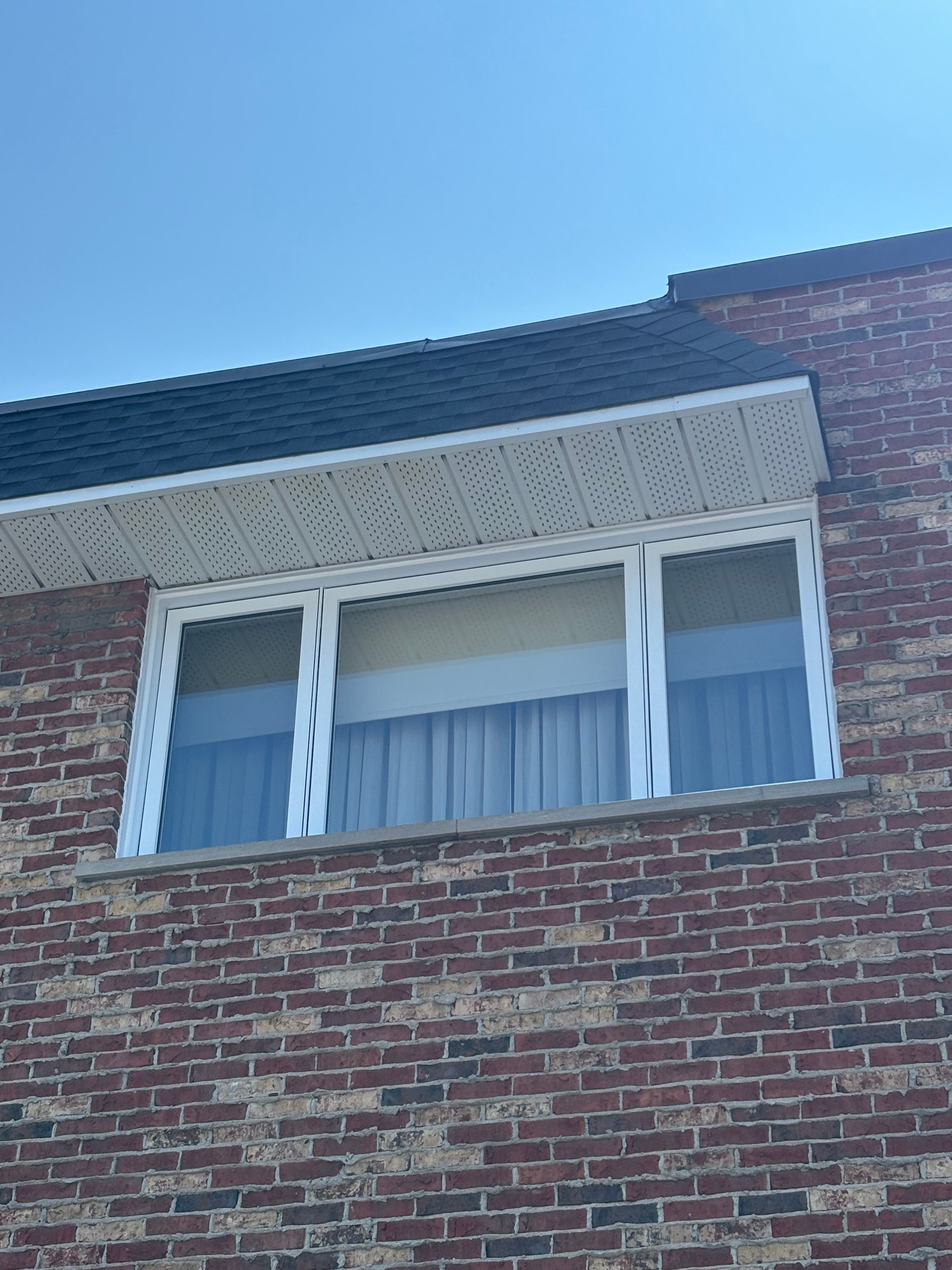 Un bâtiment en briques avec une fenêtre sur le côté