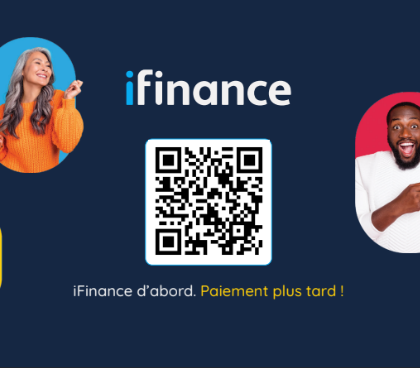 Publicité iFinance avec code QR. Femme souriante, homme enthousiaste, fond bleu