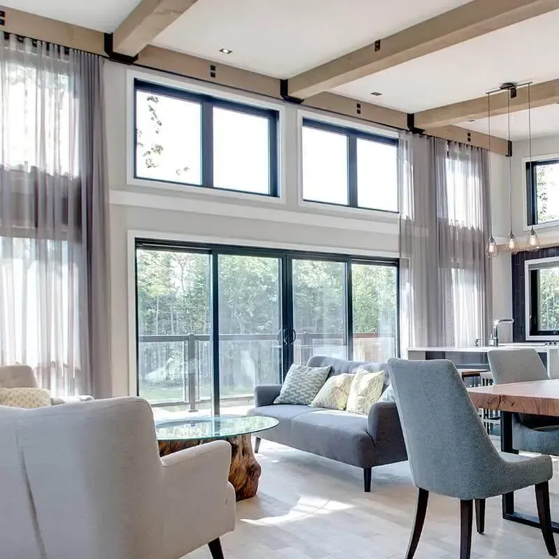 Un salon avec un canapé, des chaises et une table
