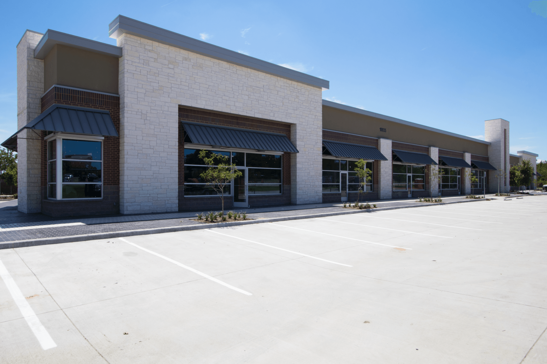 A large building with a parking lot in front of it.