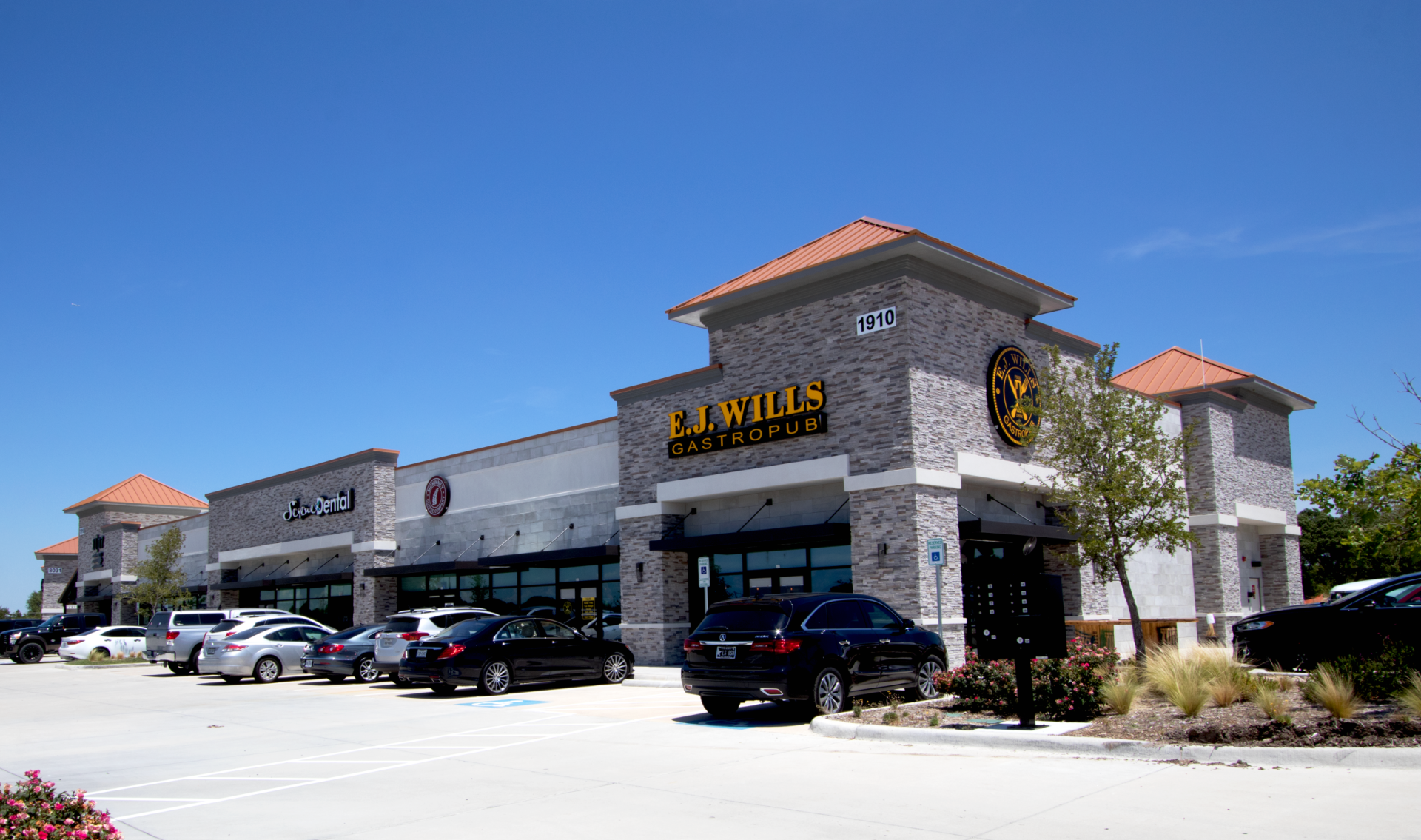 A large building with a lot of cars parked in front of it.