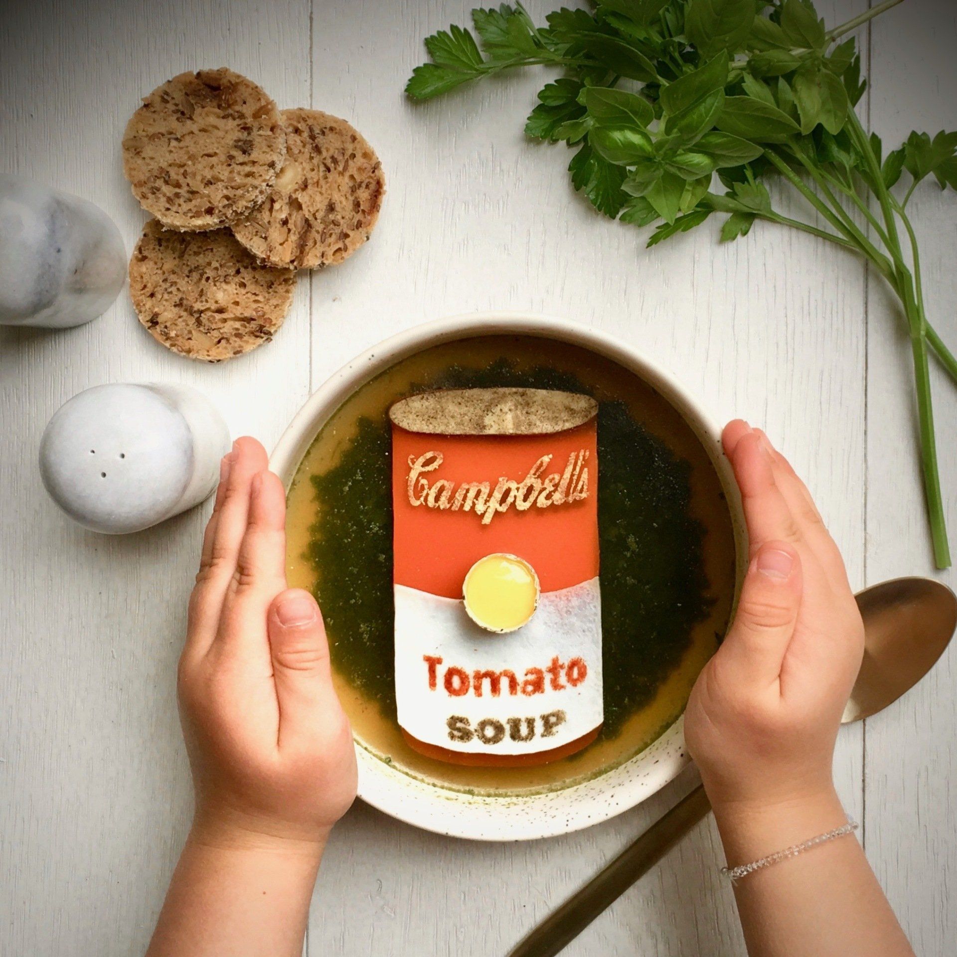 Gelée de tomate, bouillon d'herbes et œufs de caille