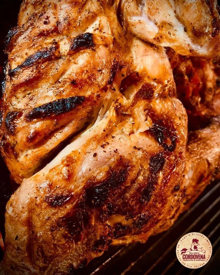 Pollo intero grigliato con la pelle carbonizzata.