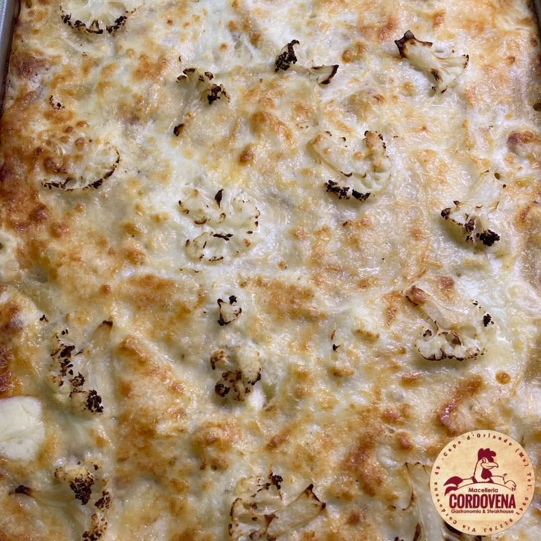 Pizza quadrata con cimette di cavolfiore e formaggio fuso.