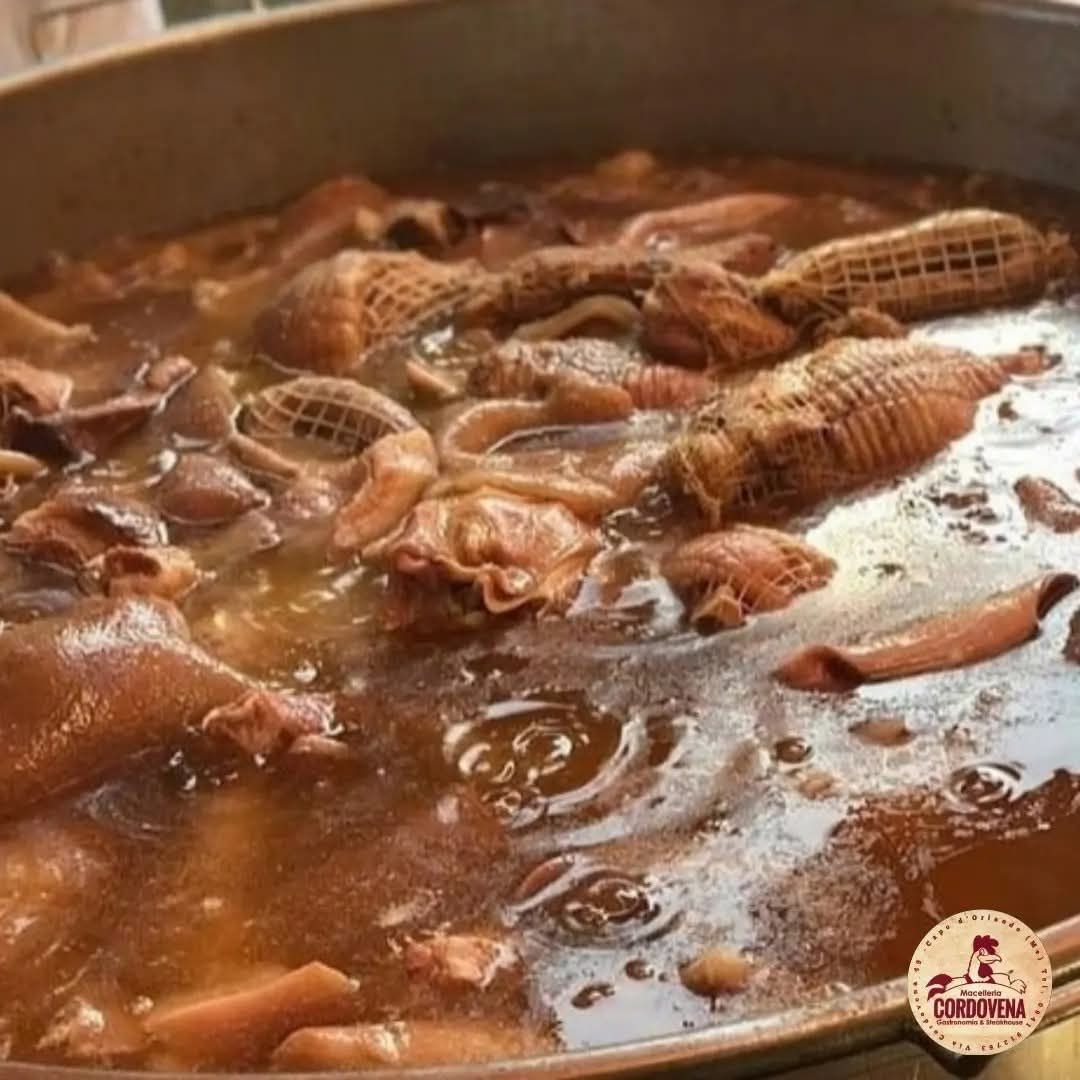 Stufare la carne e le interiora in una pentola capiente, immerse nel brodo.