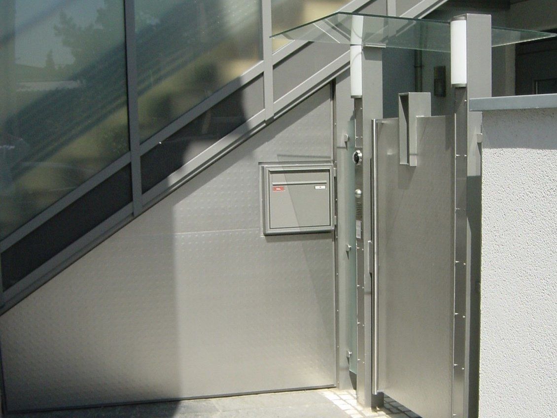 Ein Briefkasten an der Seite eines Gebäudes neben der Treppe