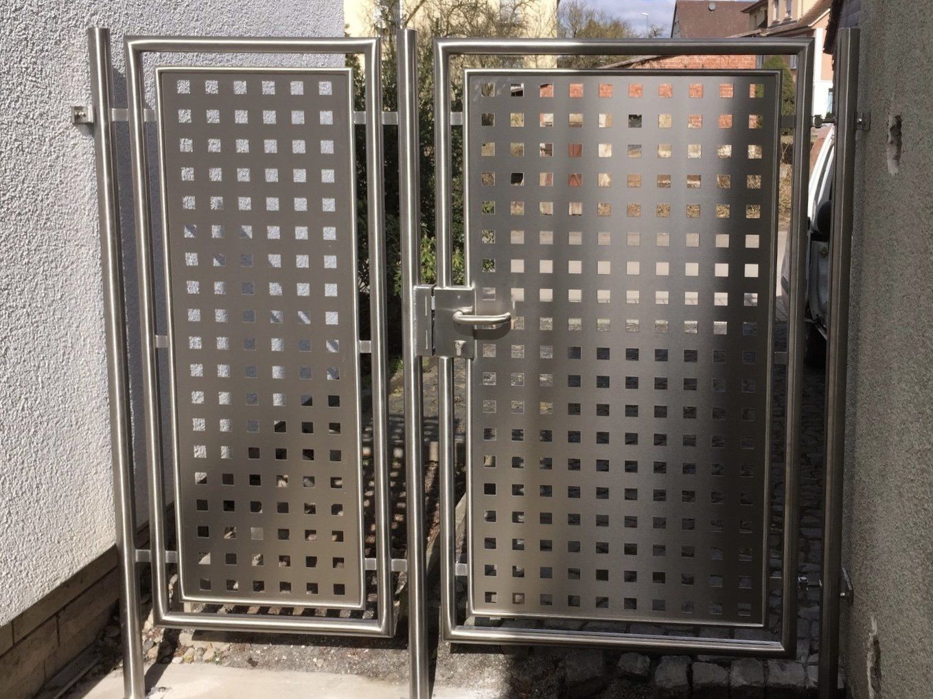 Ein Edelstahltor mit Quadraten darauf