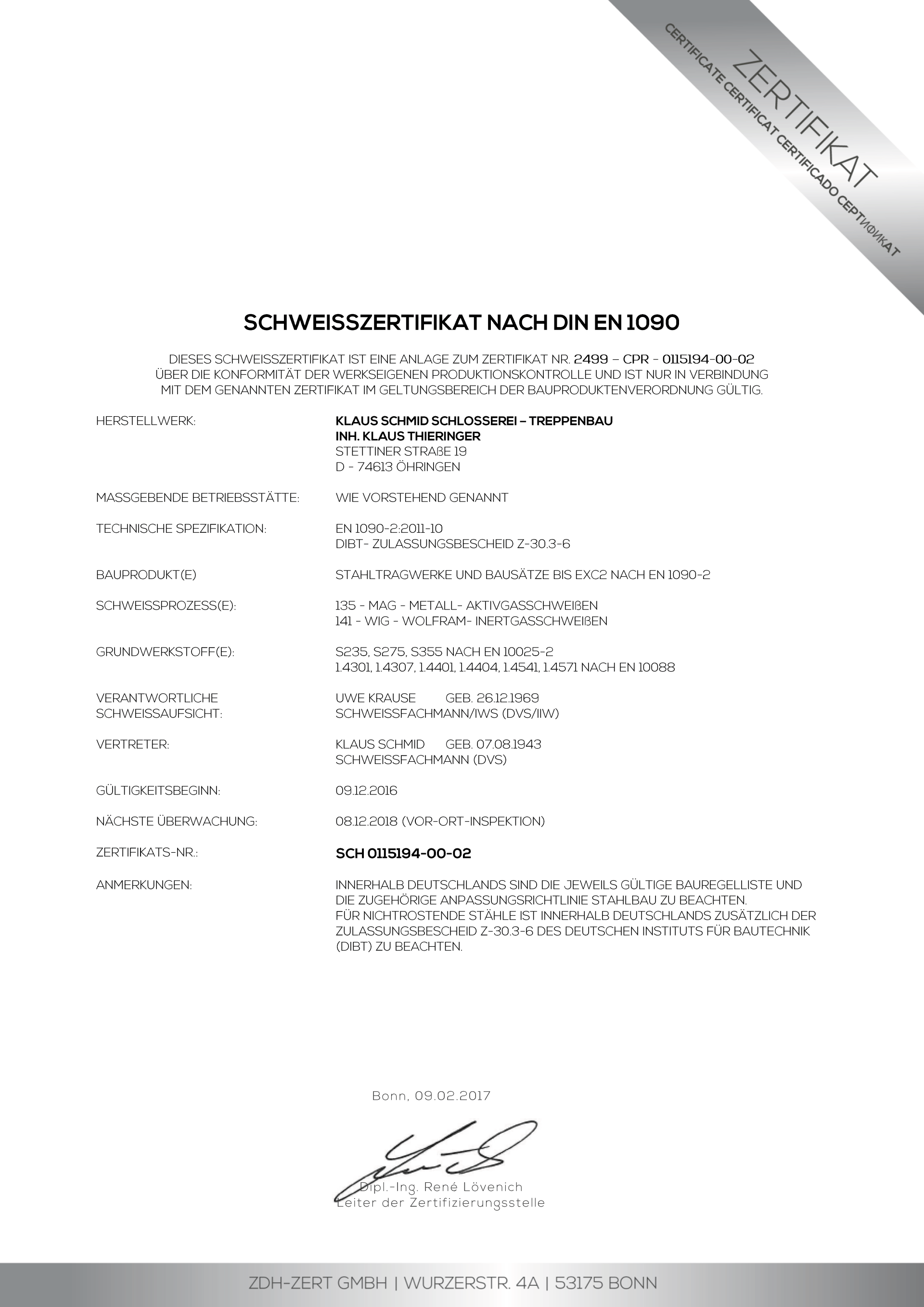 Ein schwarz-weißes Dokument mit einer Unterschrift darauf.