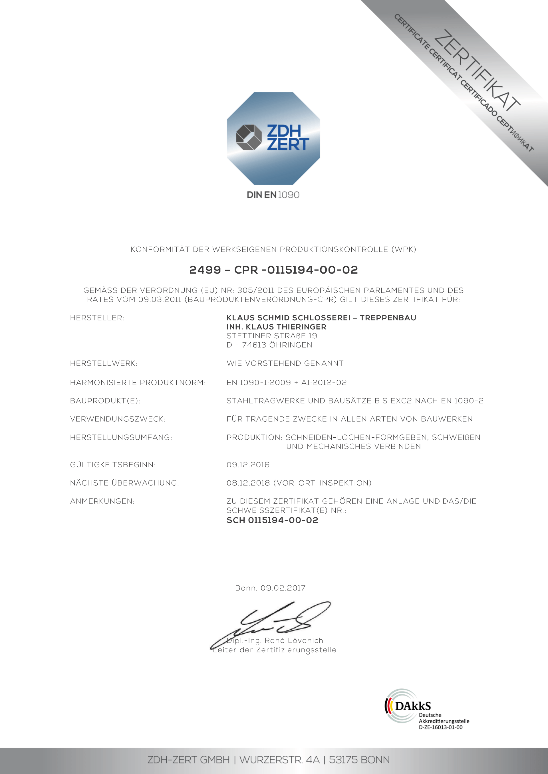 Eine Nahaufnahme eines Zertifikats auf weißem Hintergrund.