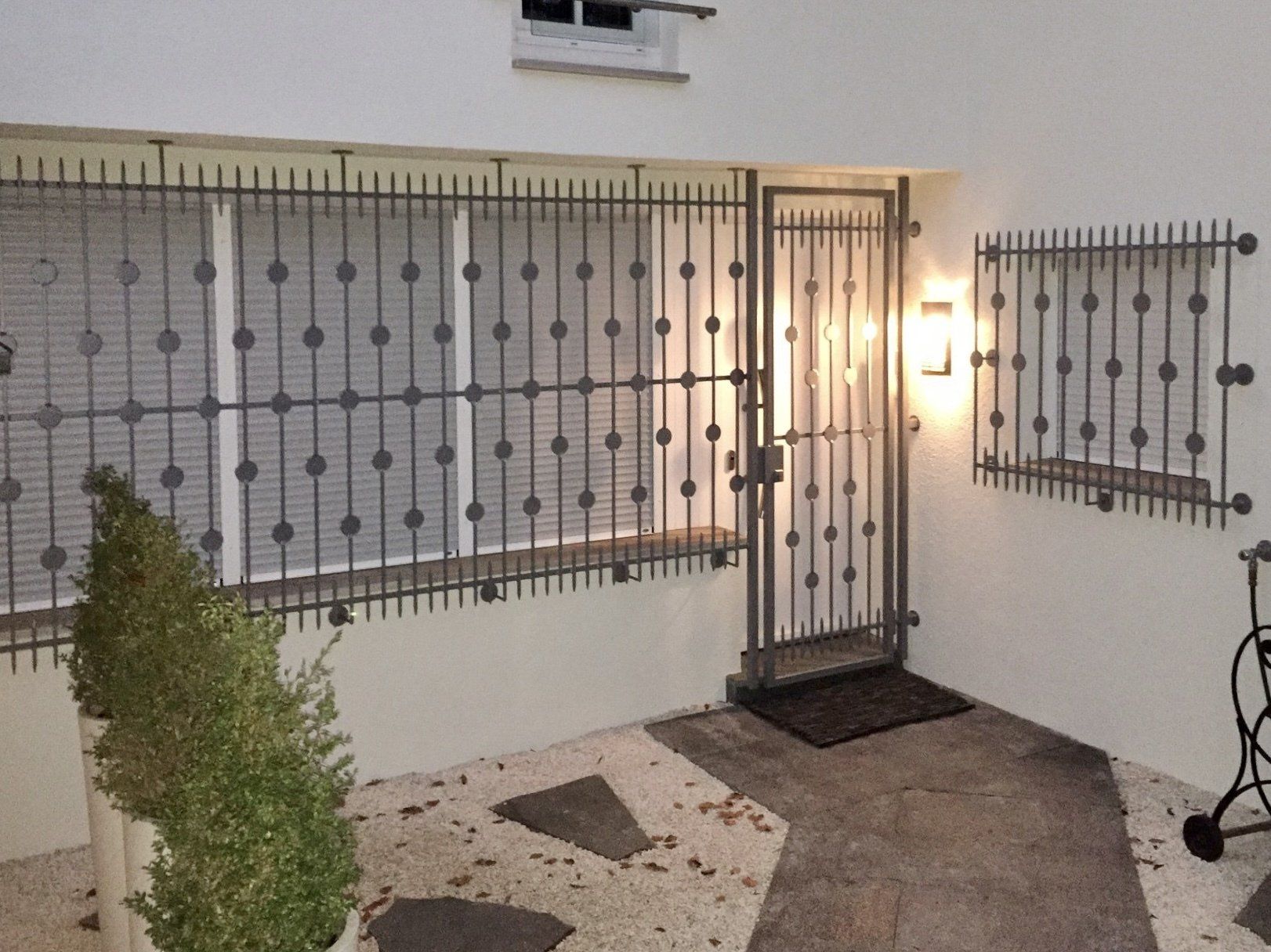 Eine Tür mit einem schmiedeeisernen Zaun darum