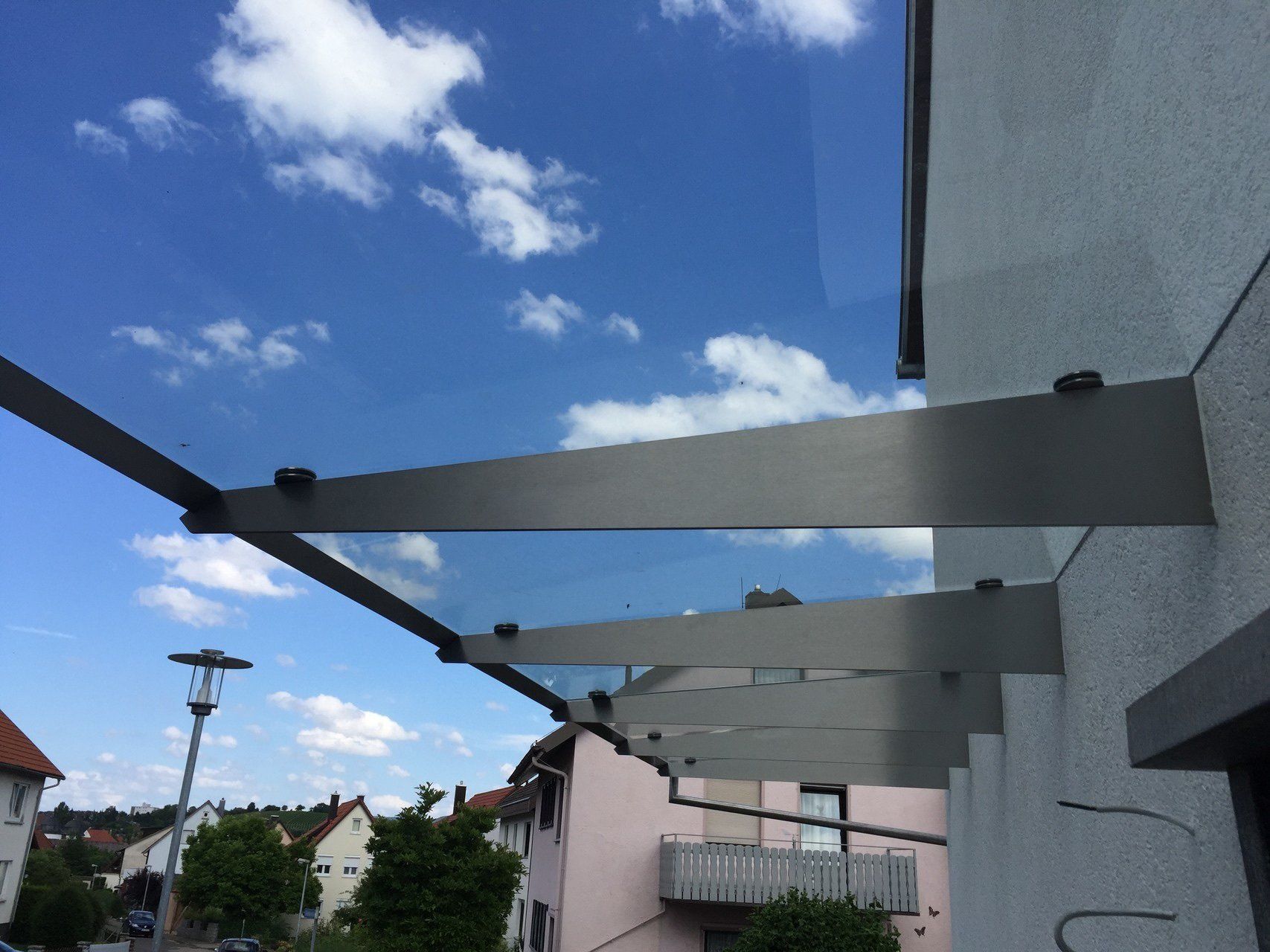 Ein Vordach an der Seite eines Gebäudes mit einem blauen Himmel im Hintergrund