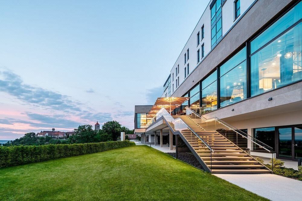 Ein großes Gebäude mit vielen Fenstern und Treppen, die nach oben führen.