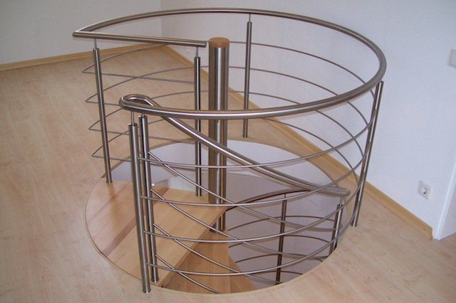Eine Wendeltreppe mit Edelstahlgeländer