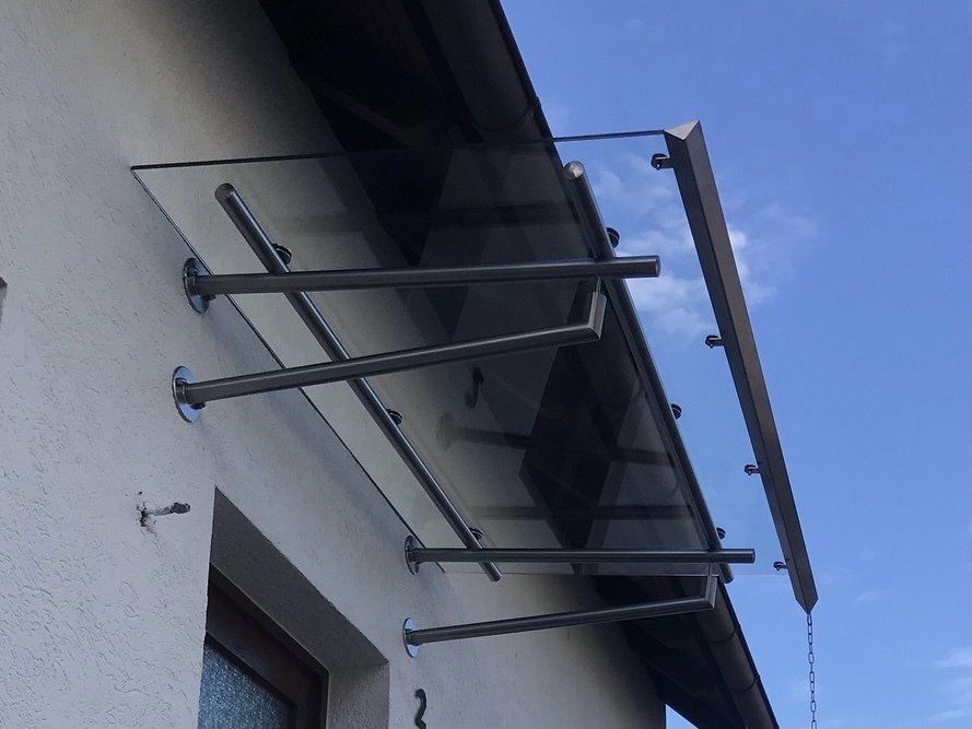 Ein Glasdach ist an der Seite eines Gebäudes angebracht