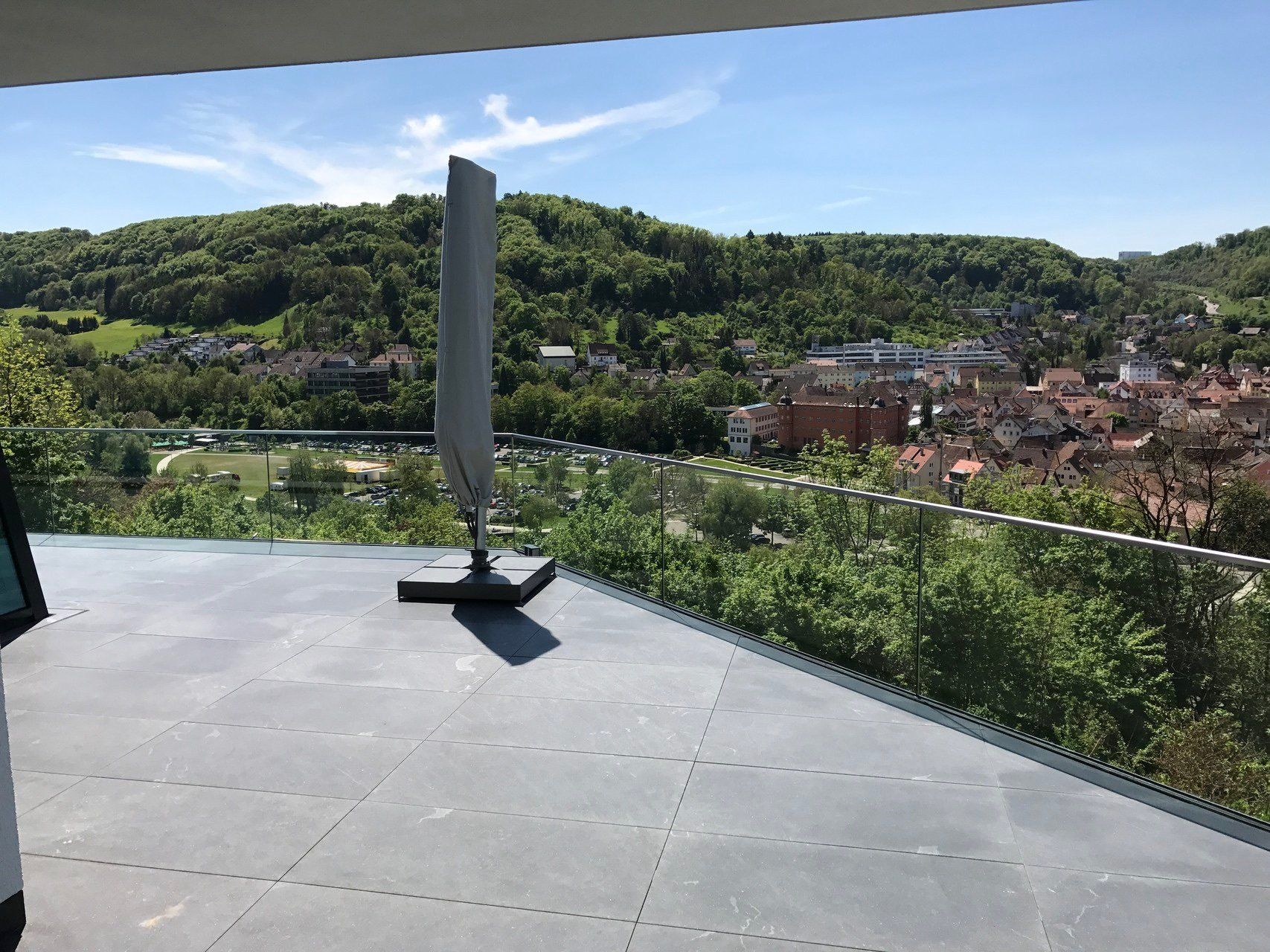 Eine Terrasse mit Sonnenschirm und Blick auf die Stadt