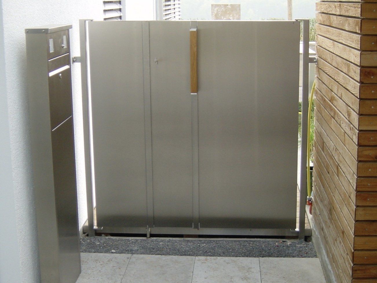 Eine Edelstahltür mit einem Holzgriff