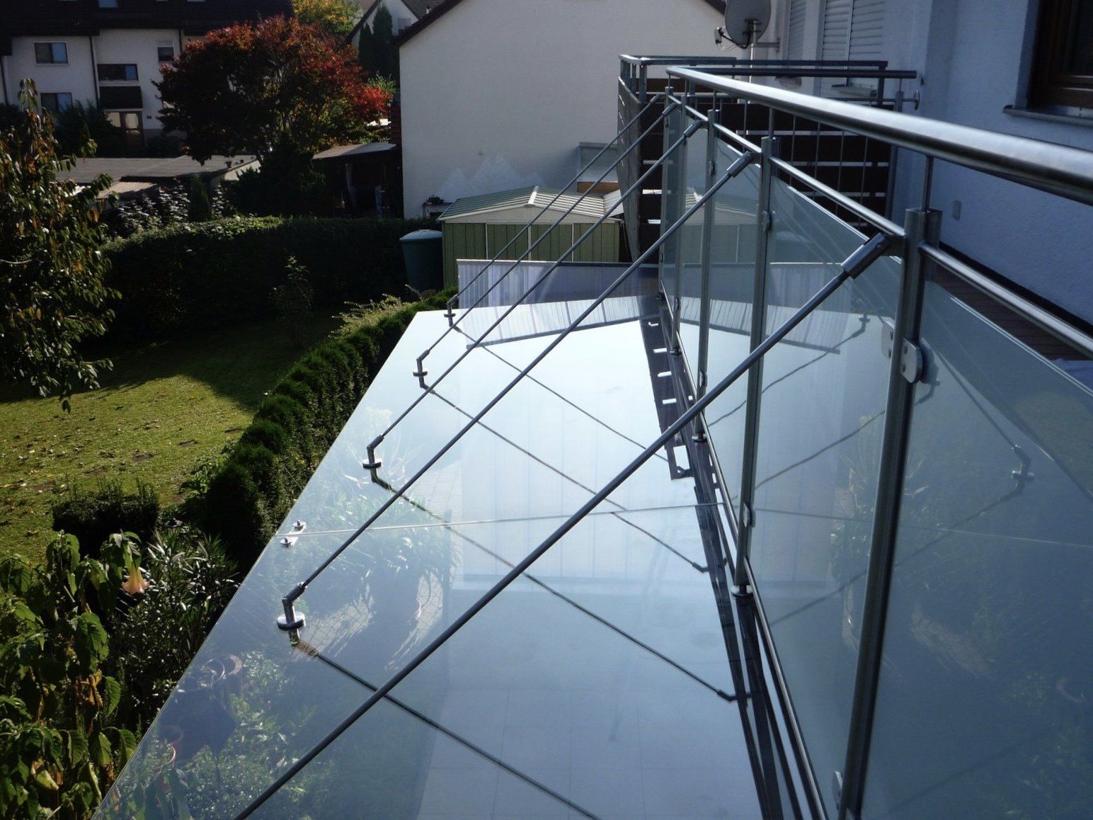 Ein Glasbalkon mit Edelstahlgeländer