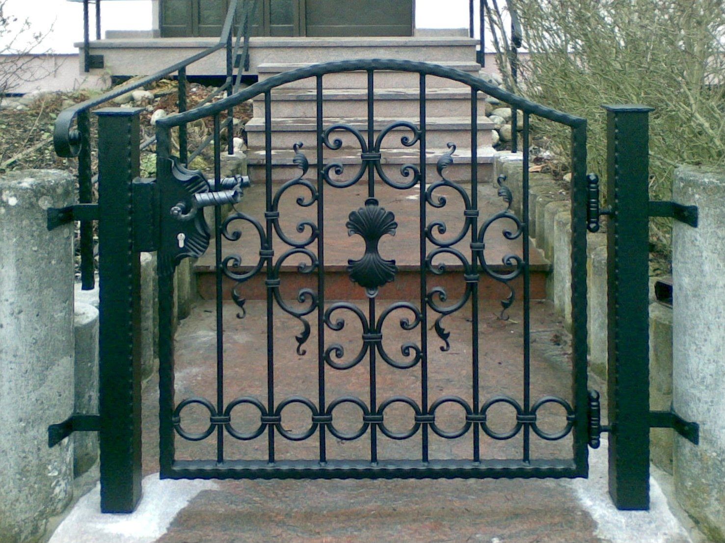 Ein schmiedeeisernes Tor mit dem Buchstaben C darauf