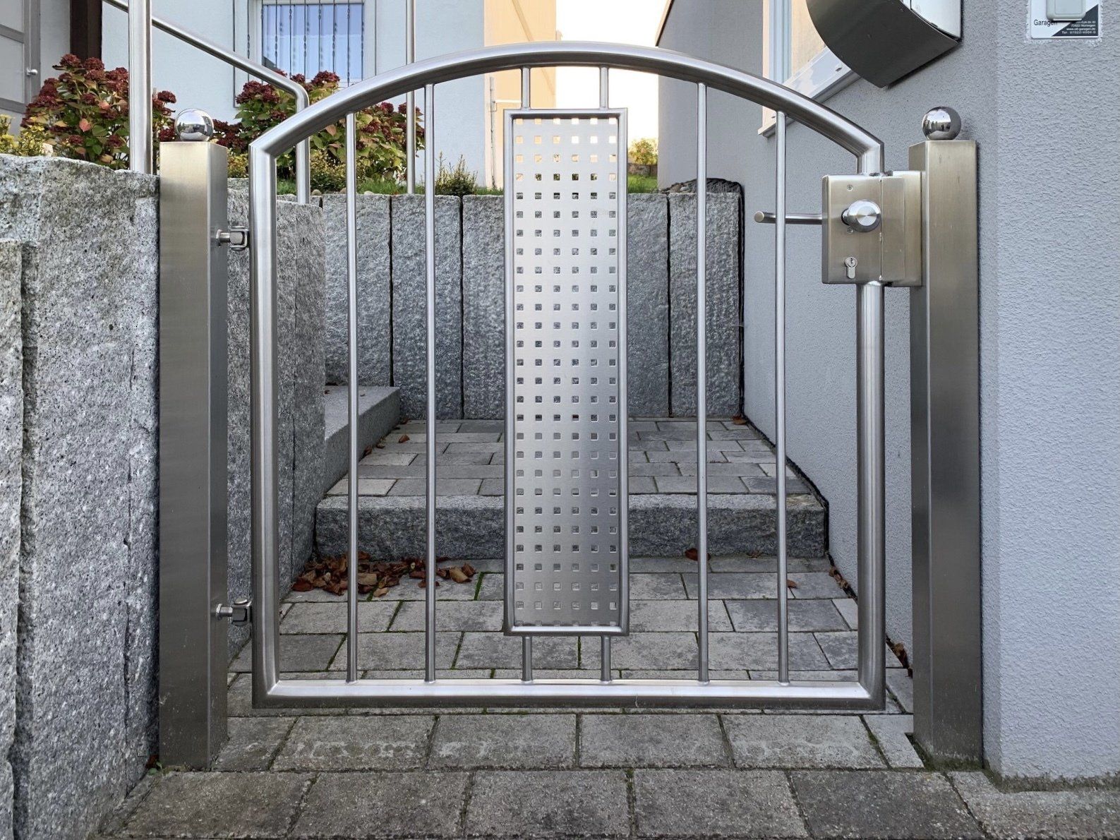 Ein Edelstahltor vor einem Gebäude