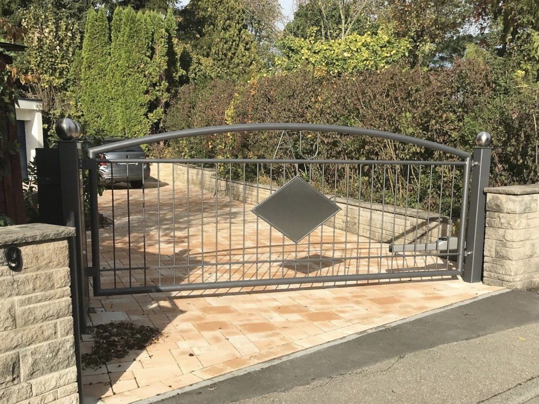 Ein schmiedeeisernes Tor mit einem Rautenmuster darauf