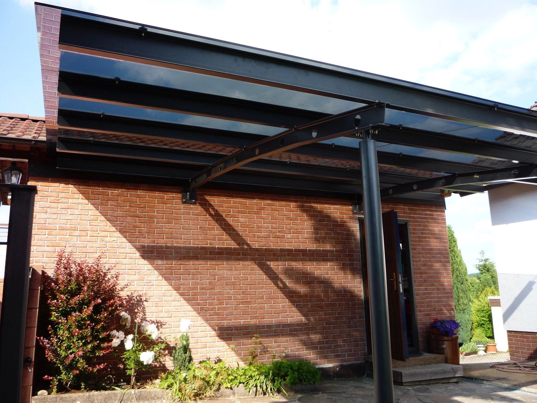Ein Backsteingebäude mit einem schwarzen Vordach darüber