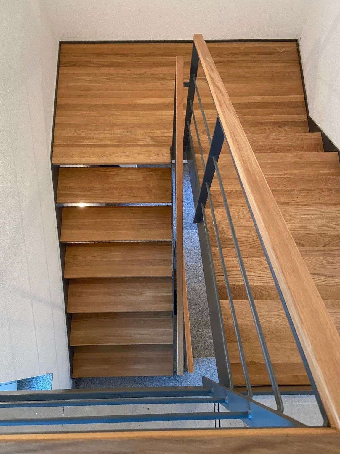 Eine Holztreppe mit Metallgeländer und Holzstufen