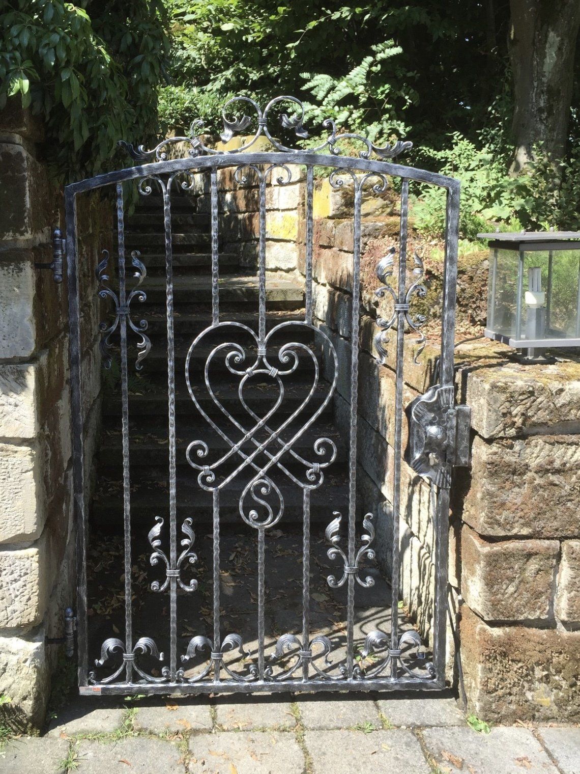 Ein schmiedeeisernes Tor mit einem Herzmuster darauf