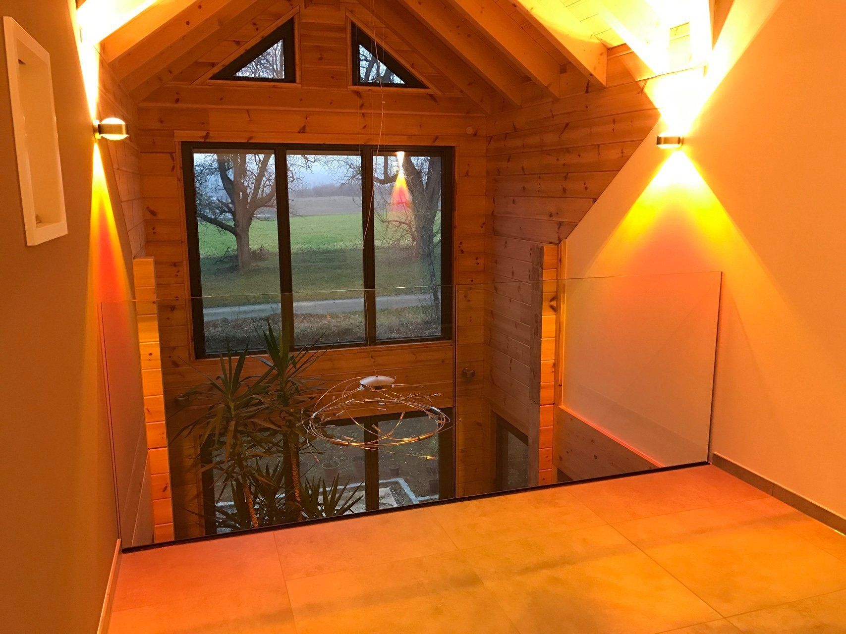 In der Mitte des Raumes befindet sich ein großes Fenster.