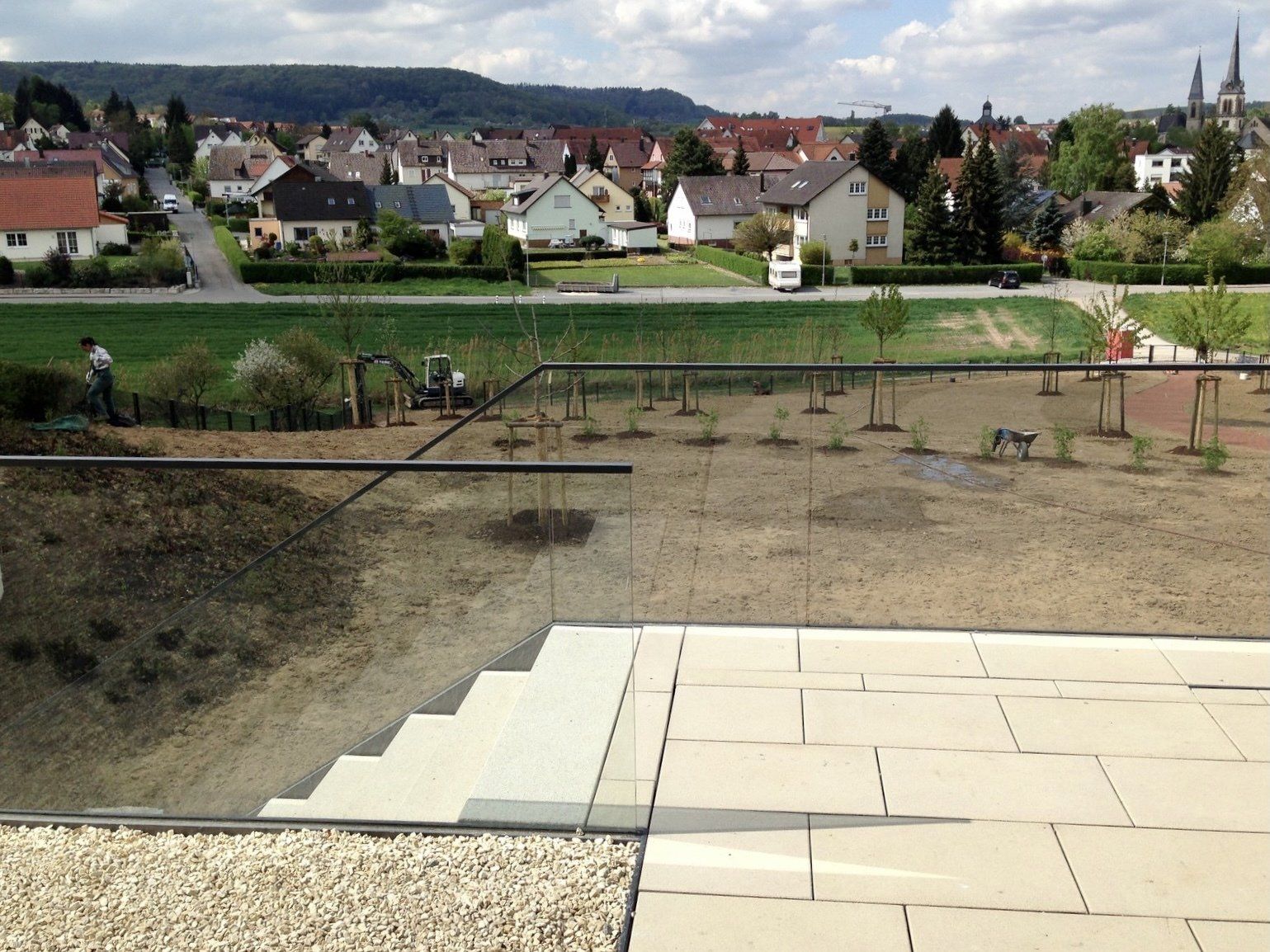Blick auf die Stadt von einem Balkon mit Glasgeländer