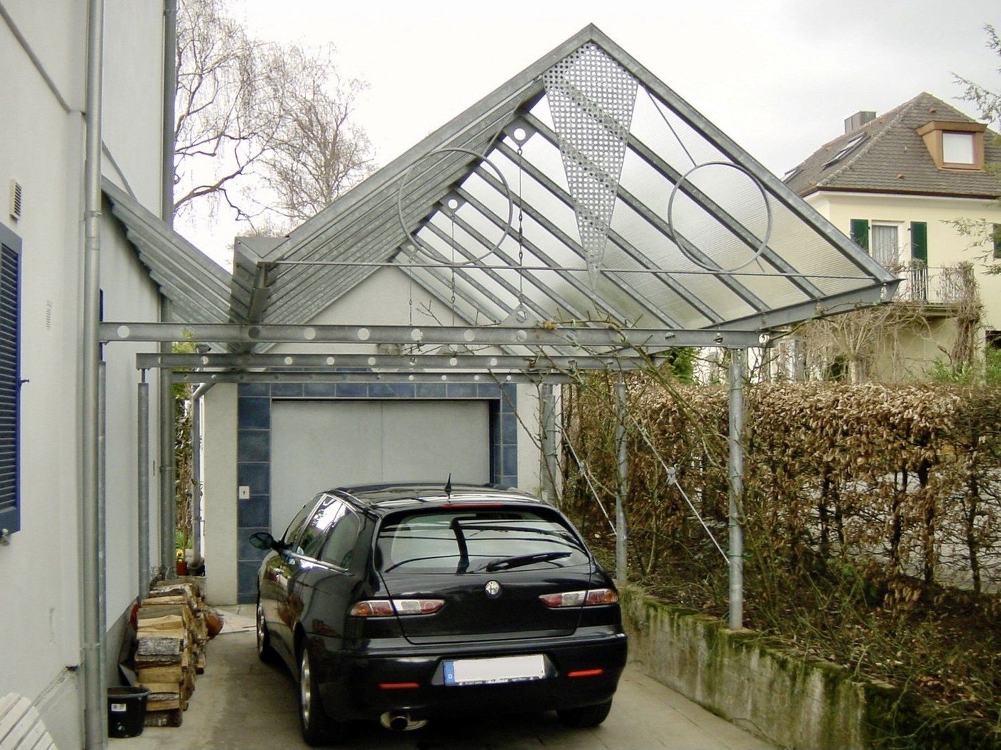 Ein schwarzes Auto ist unter einem Glasdach geparkt