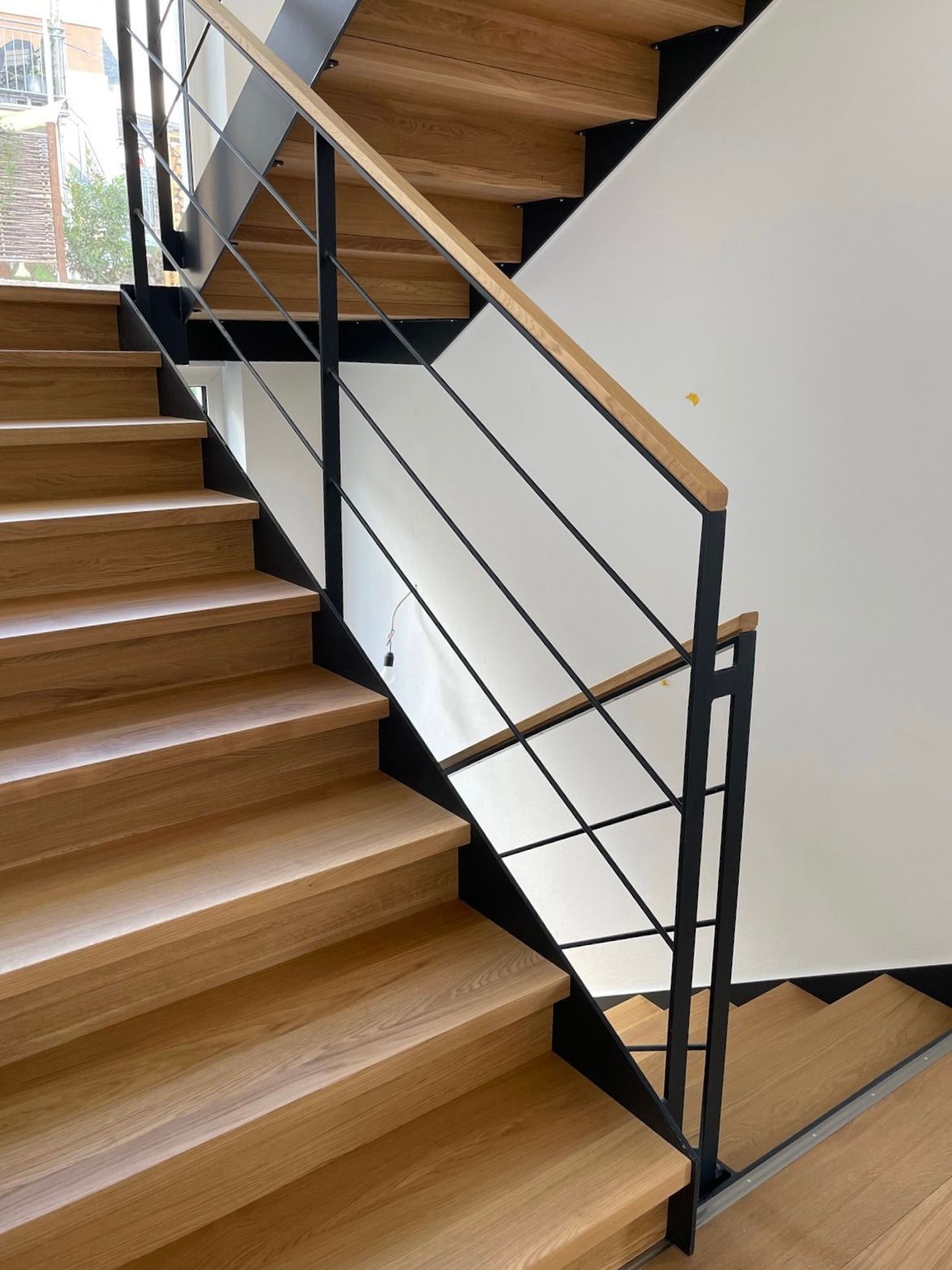Eine Treppe mit Holzstufen und einem Metallgeländer