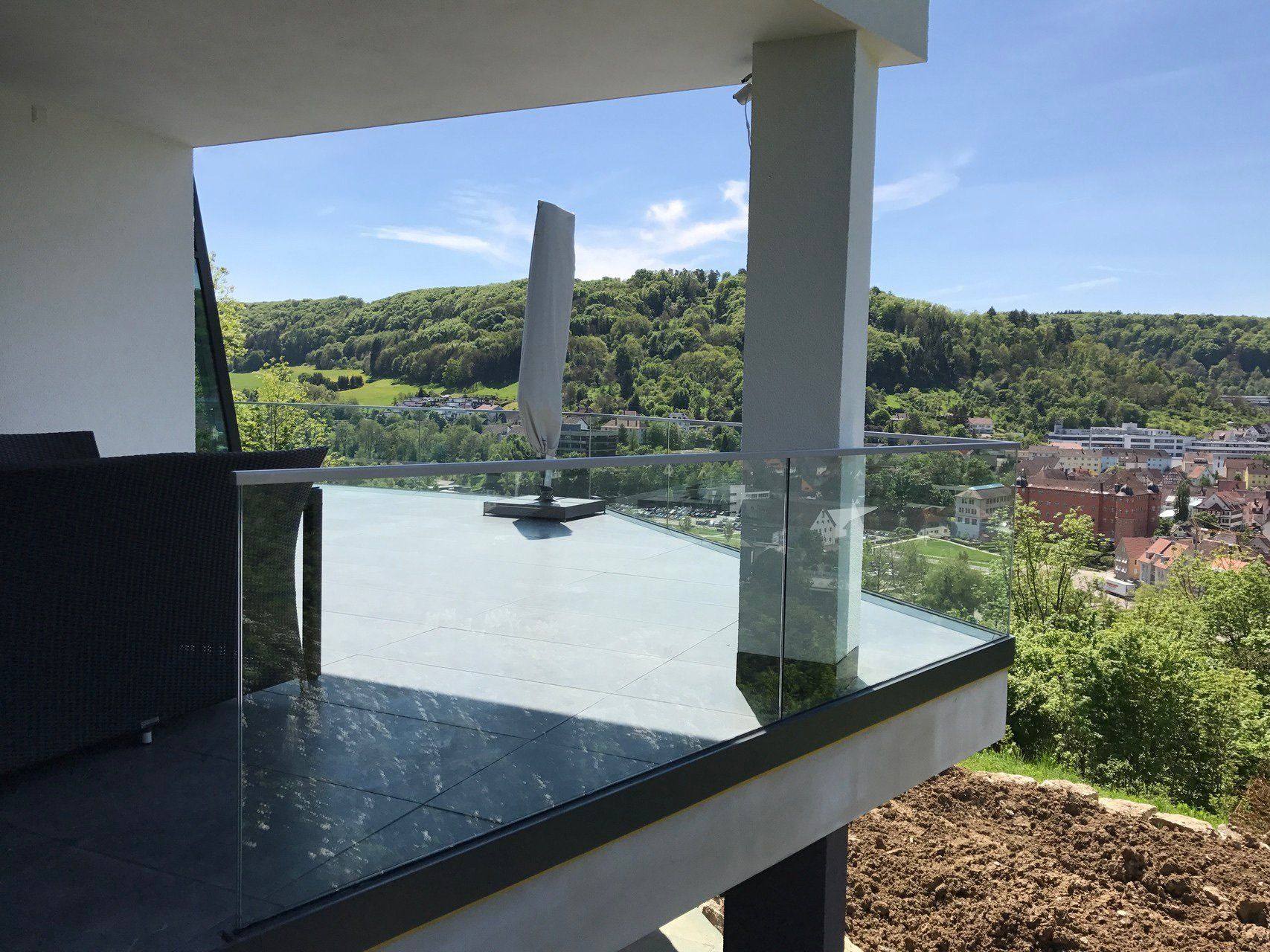 Ein Balkon mit Blick auf die Stadt und die Berge