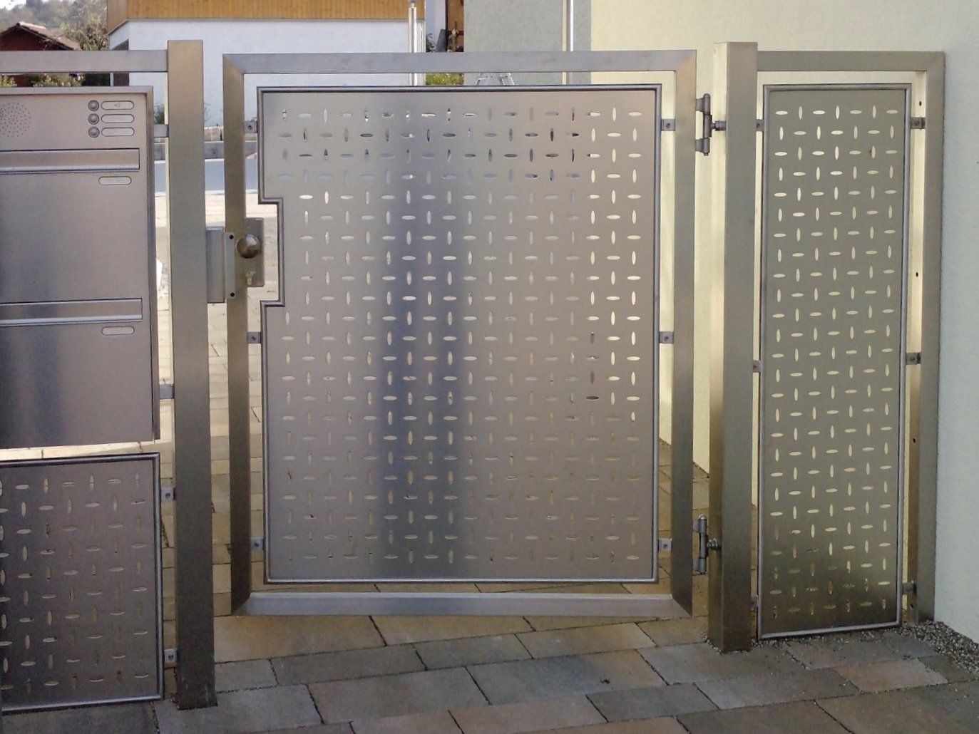 Ein Edelstahltor mit Löchern darin