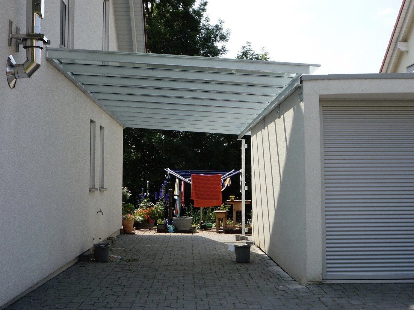 Eine Auffahrt, die zu einer Garage mit einem Vordach darüber führt