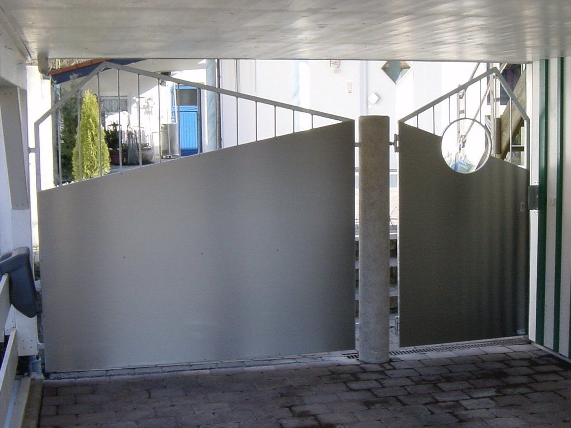 Eine Treppe mit einem Fahrrad, das am Geländer hängt