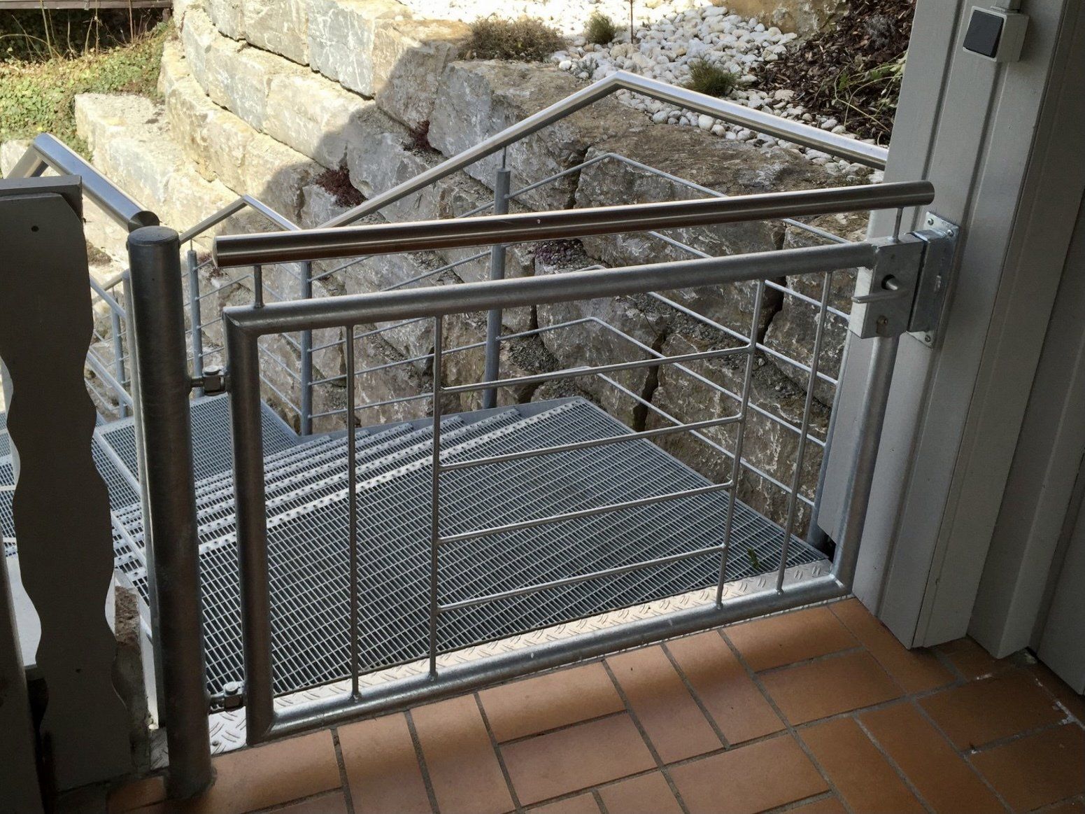 Ein Metalltor, das zu einer Treppe führt.