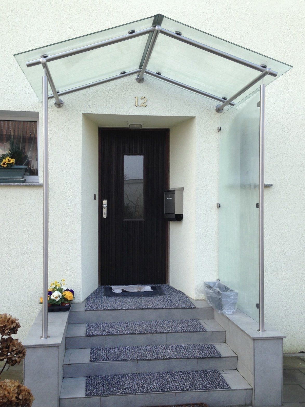 Eine Tür mit der Nummer 12 darauf