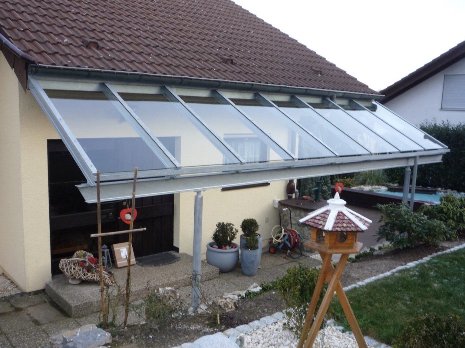 Ein Haus mit einem Vogelhäuschen davor