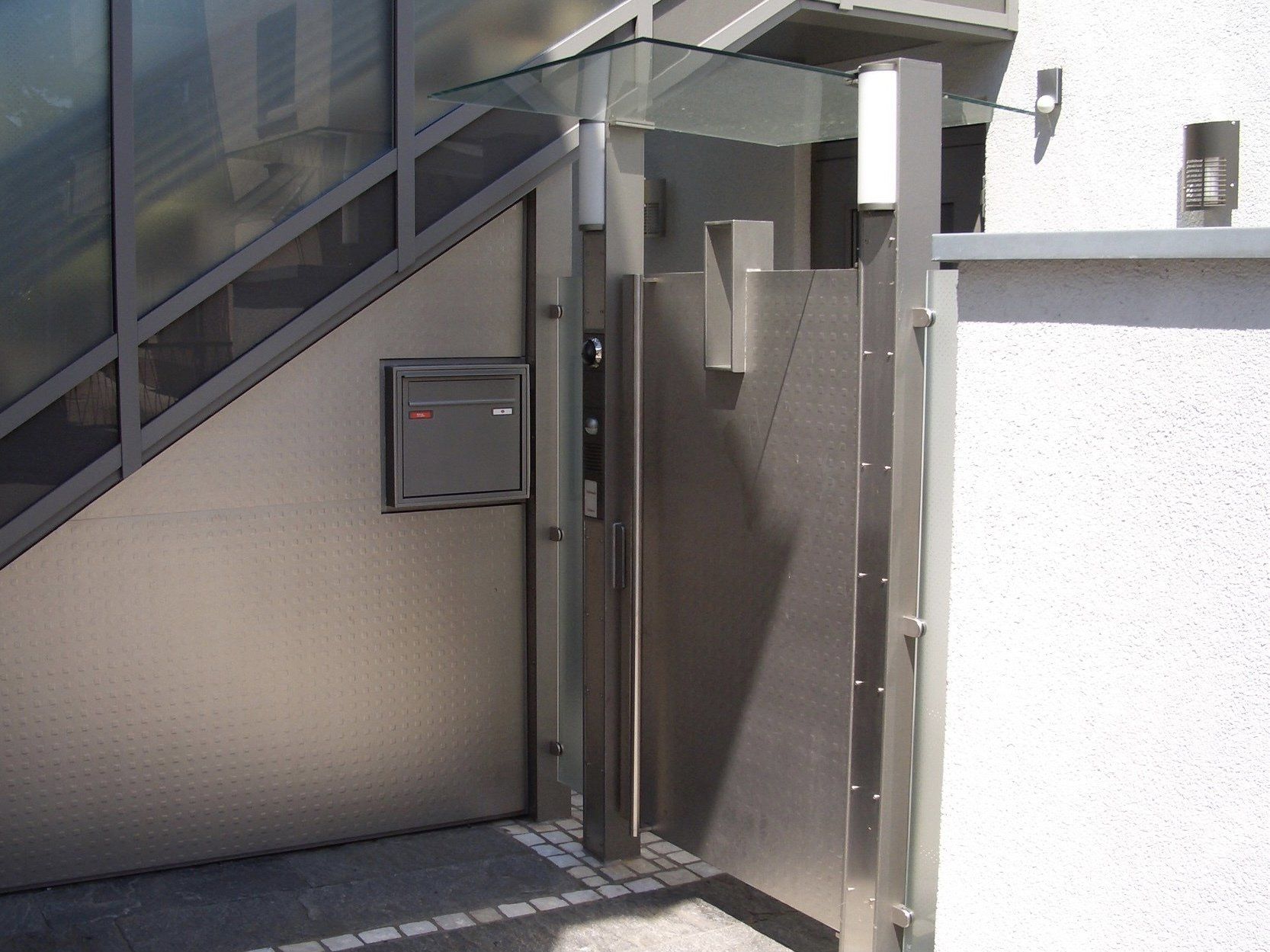 Eine Treppe mit einem Briefkasten an der Seite