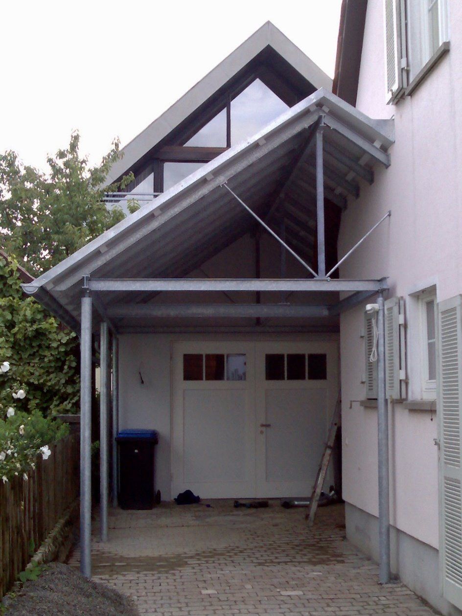 Eine Garage mit einem Vordach darüber