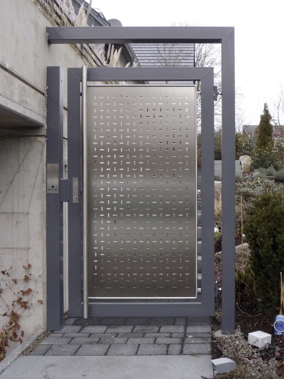 Ein Edelstahltor mit Löchern darin