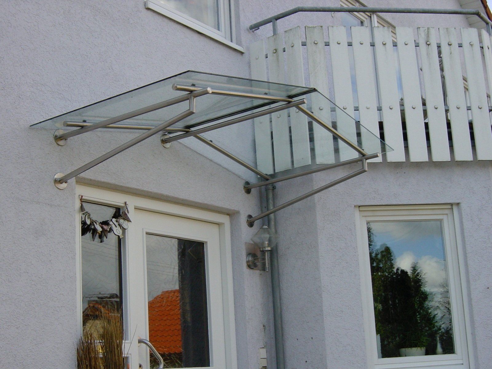 Ein Haus mit einem Glasdach über der Tür