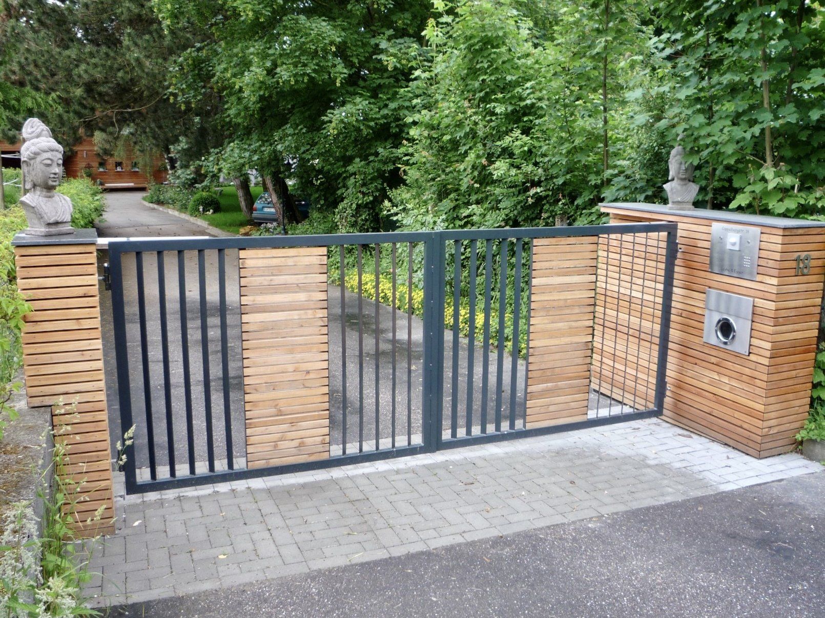 Ein Tor mit einem Holzzaun davor