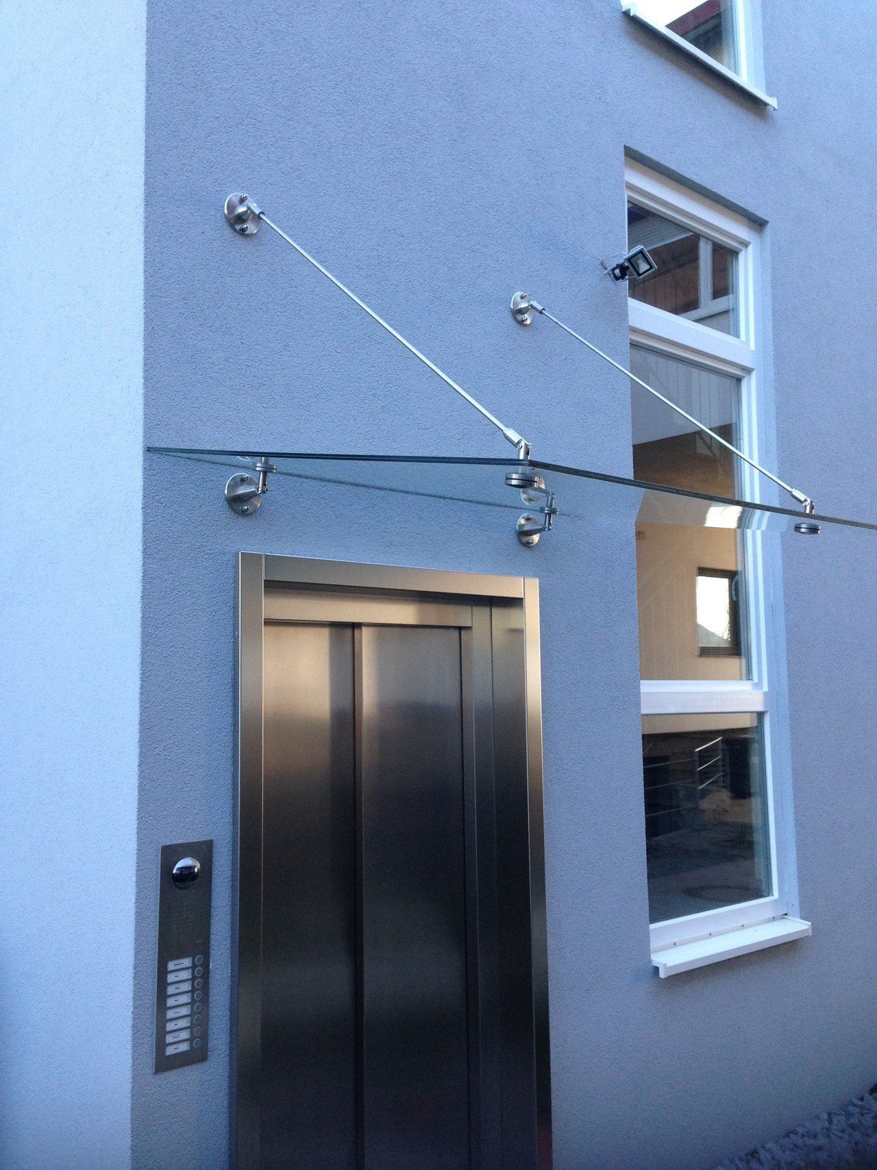 Ein Gebäude mit einem Aufzug und einem Glasdach darüber