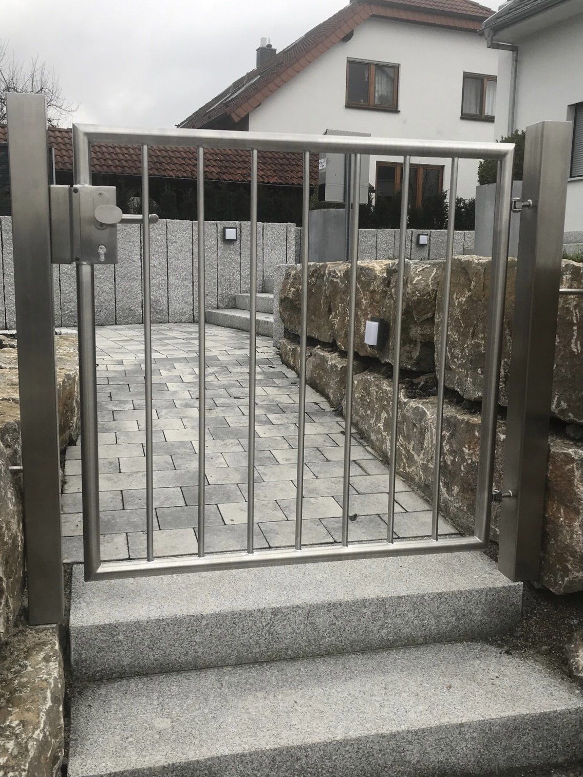 Ein Edelstahltor mit Treppe, die dorthin führt