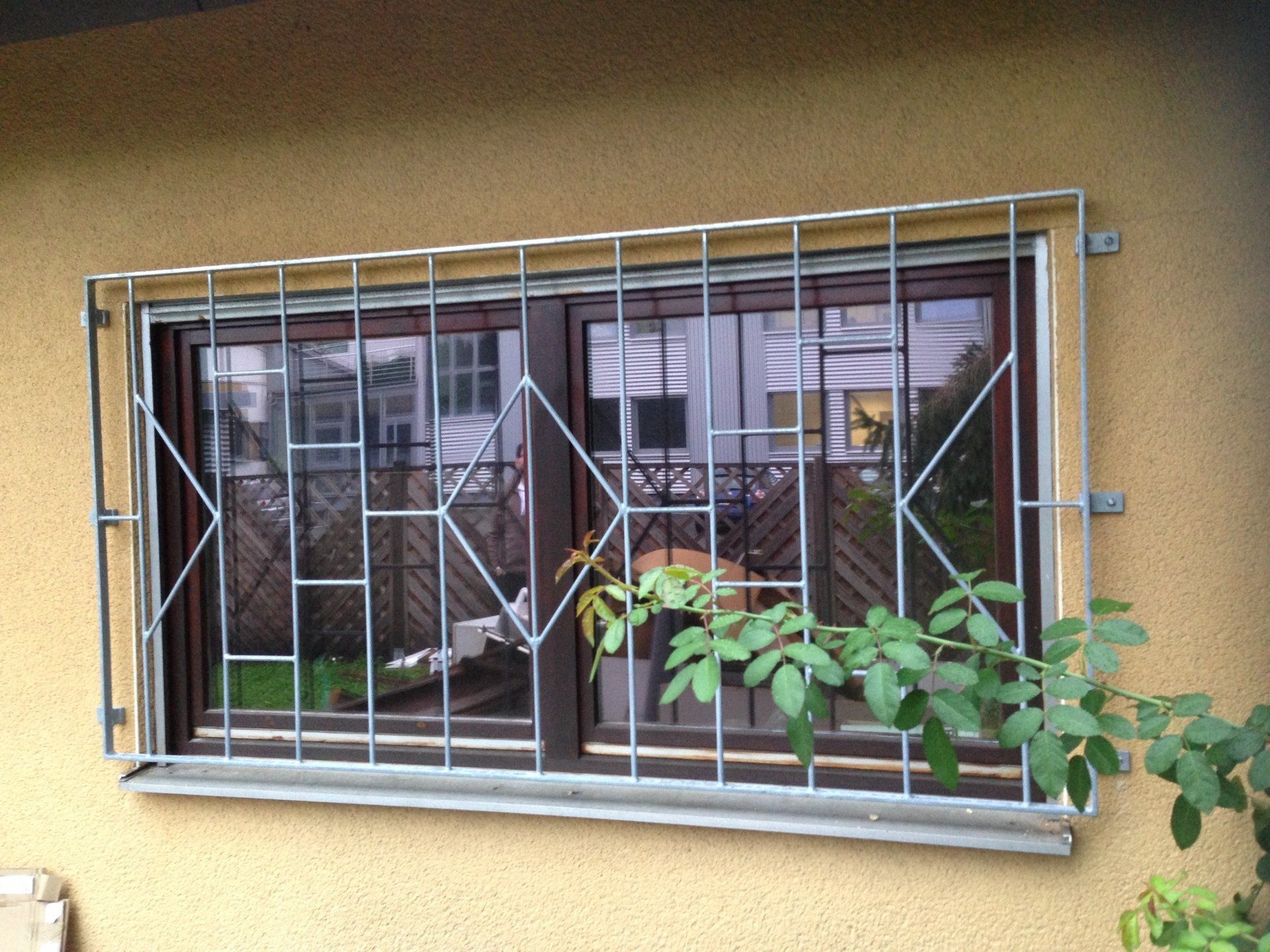 Ein Fenster mit einem Metallgitter darauf